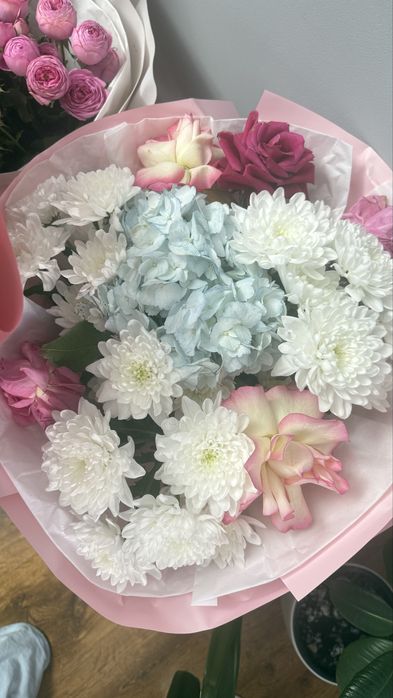 Букет цветов, свежие привезли сегодня.