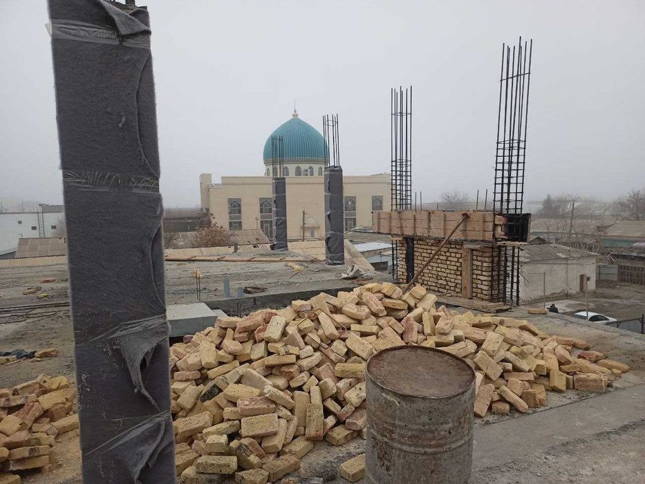 Продаются квартиры и магазины в центре Кагана вдоль дороги.