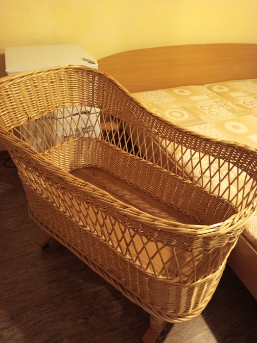 Естествен плетен бебешки кош на колелца, с дунапр. матраче и обиколник