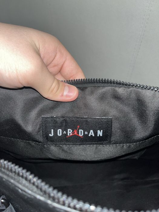 Сумку Jordan черная