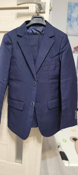 Новый школьный  костюм на мальчика