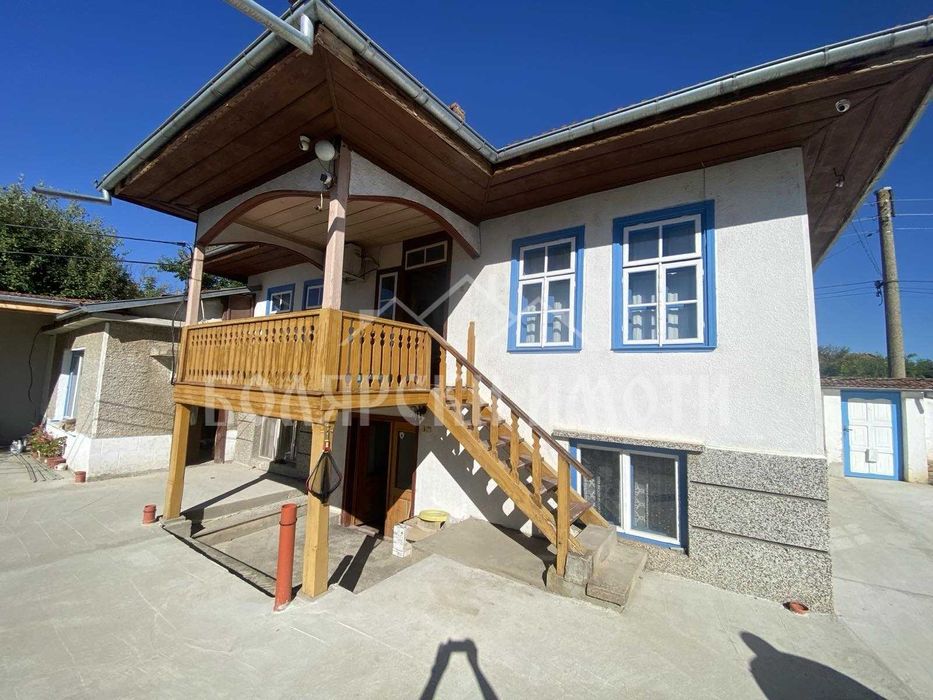 Двуетажна къща с дворно място в с. Ресен