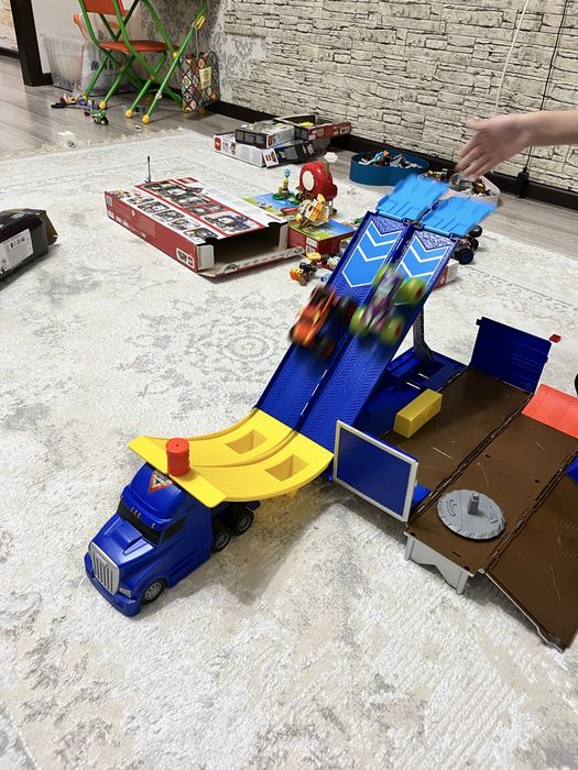 Продам крутой транформер набор Monster Jam