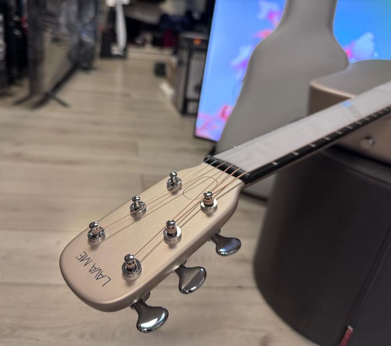 Amanet F28 : Chitară electro-acustică  Lava ME 4  Carbon 38" Airflow Bag NOU