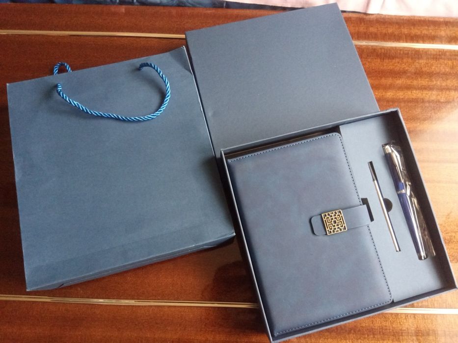 Подаръчен комплект тефтер и химикалка