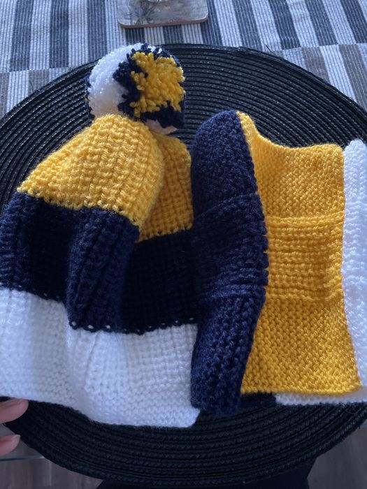 Ръчно изплетени  детски  шапка и шалче