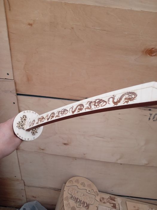 Игрушечный деревянный меч