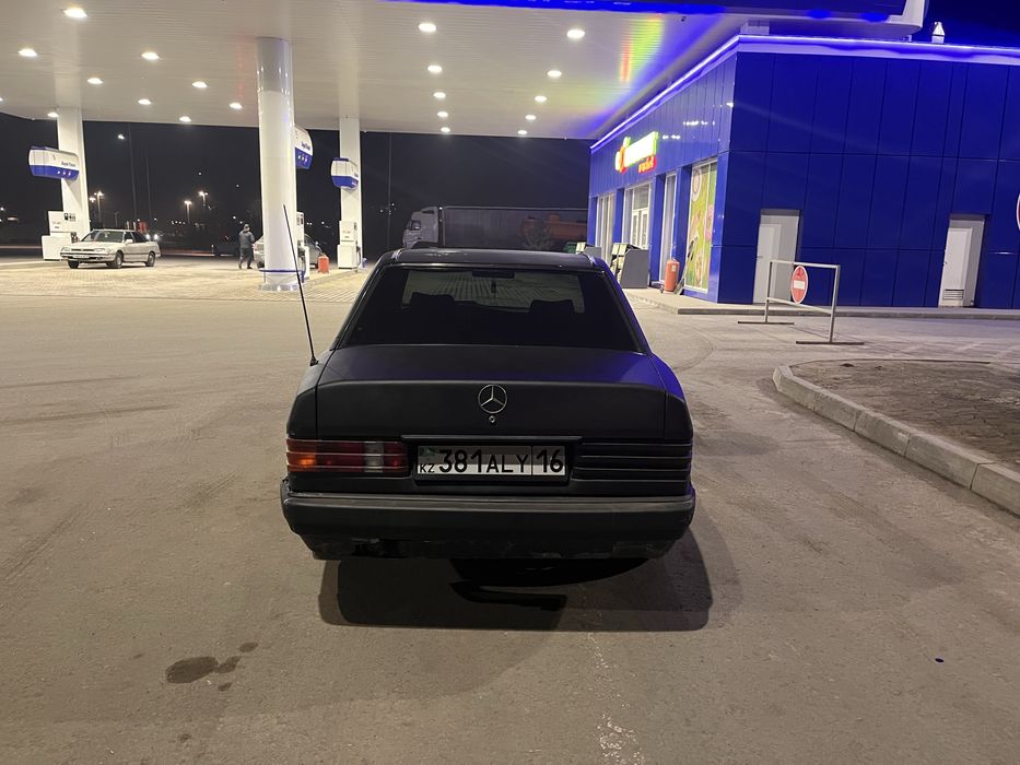 Mercedes e 190.