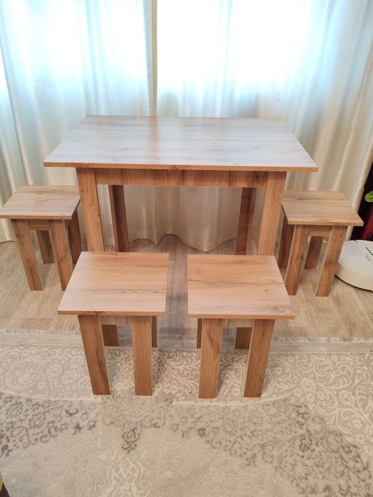Продам Стол и табуретки.