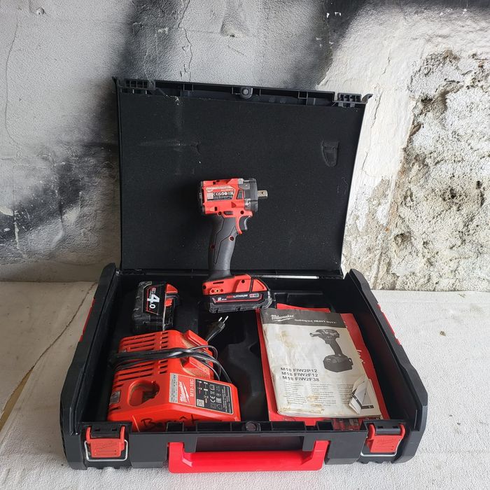 Mașina de înșurubat cu impact Milwaukee M18 FIW2P12