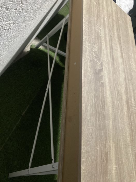 Birou Jysk cu blat maro in stare buna folosit pentru scoala