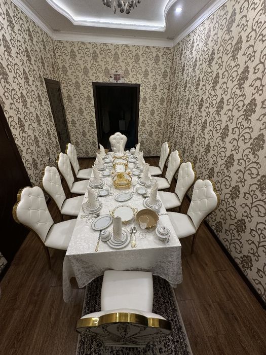 Prakat stol stul va chinni idishlar.