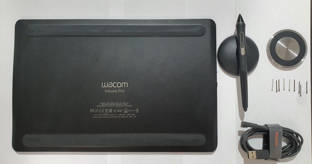 Tabletă Grafică Profesională Wacom Intuos Pro Medium M (PTH-660) Bluetooth & USB C - Pro Pen 2 - Pachet Complet Cutie