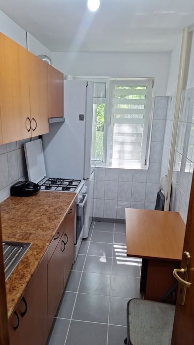 Închiriez apartament cu 2 camere