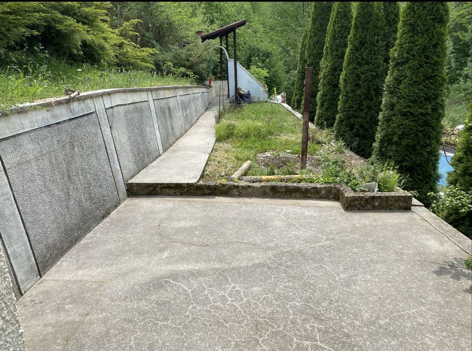 Къща на четири нива с изграден басейн област София