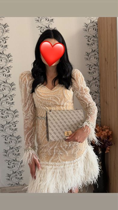 Рокля с камъни и пера