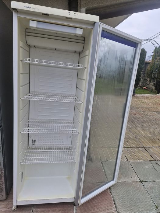 Продавам хладилна витрина Snaige много запазена