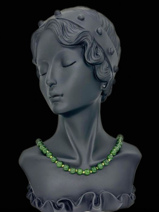 Colier cu jad verde si inchizatoare din aur de 18k