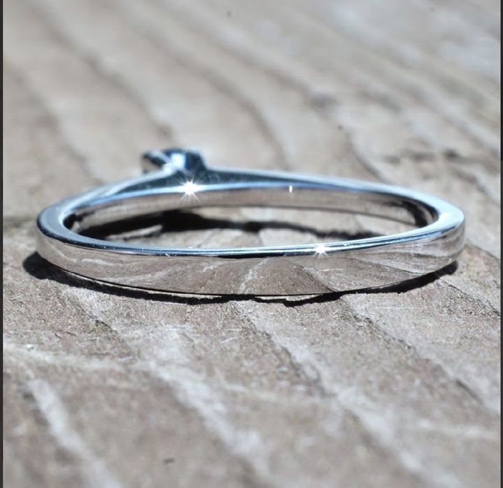 Пръстен 18К бяло злато с диаманти и сапфир