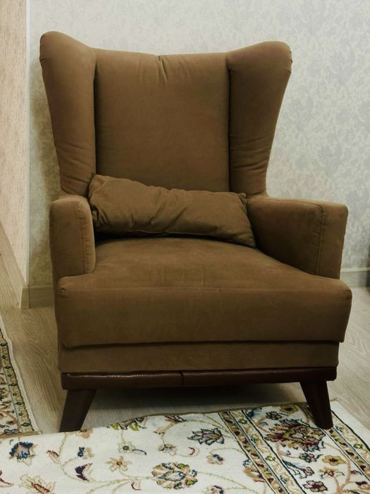 Продам диван с двумя креслами