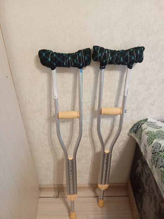 Продам костыли новые