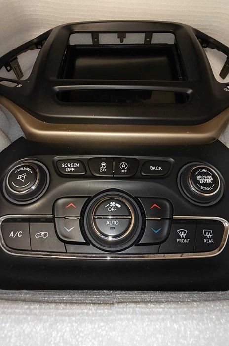 Sistem de navigatie Jeep Cherokee - radio/CD/DVD/GPS 68258678AG