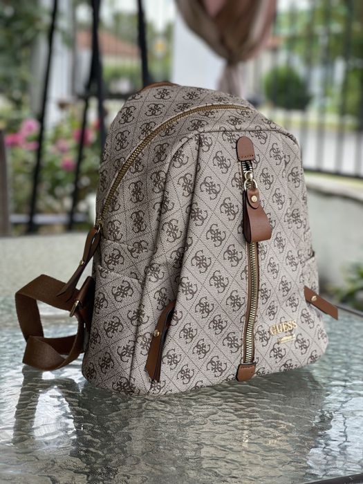 Дамска раничка Guess