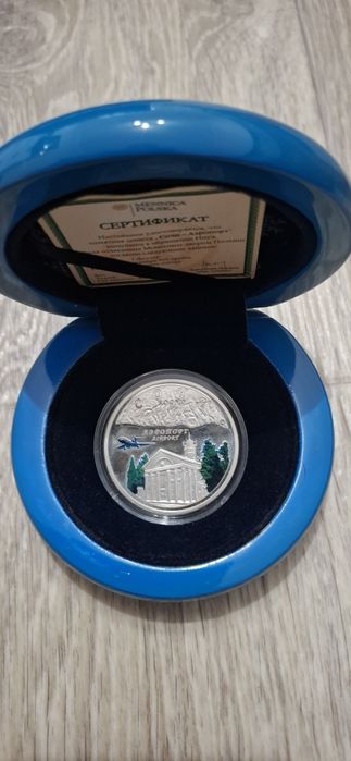 Серебряные и мельхиоровые монеты.