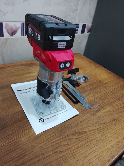 Freza pentru canturi Milwaukee cu o baterie de 6A Nou