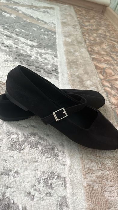 Кроссовки, туфли.