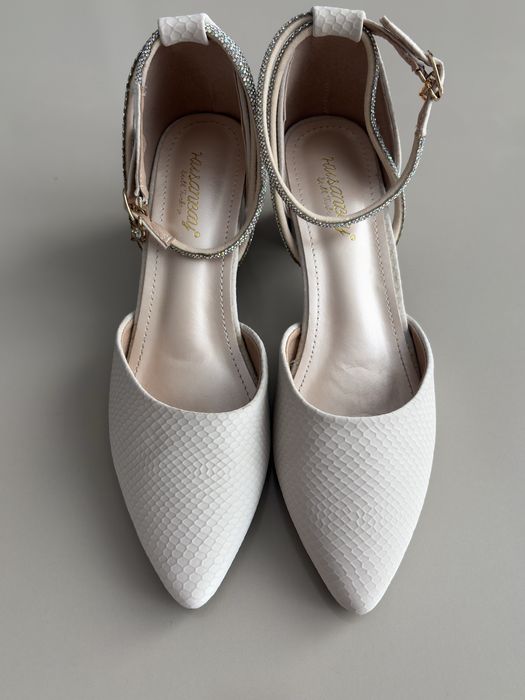 Продаю туфли белые