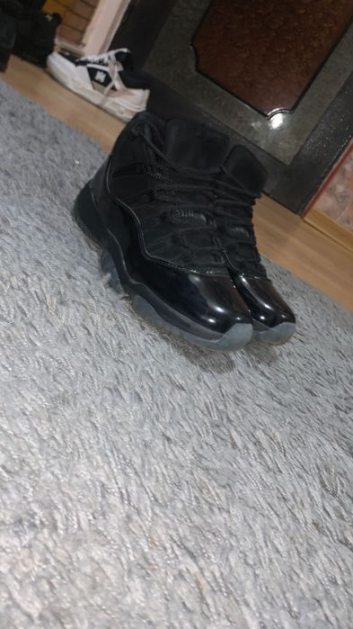 Jordan  11 black