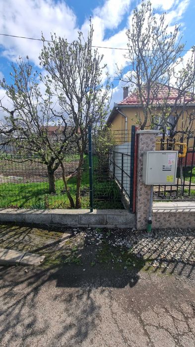 Vand teren intravilan imprejmuit, cu toate utilitatile, asfalt