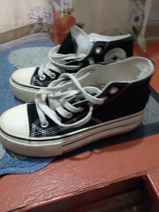 Кеды и кроссовки.