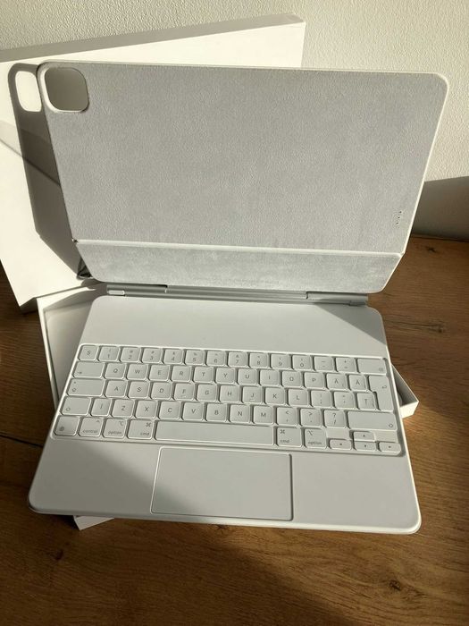 Magic Keyboard Apple iPad Pro 12.9 (3rd–5th gen)–Alb, Layout Românesc