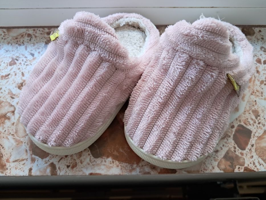 Adidași fetițe mărimea 22 ca noi + GRATIS  papucei de casă