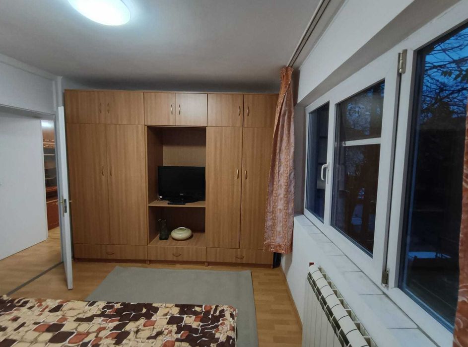 Inchiriez apartament 2 camere, Rogerius, str. Moldovei, etaj 1.