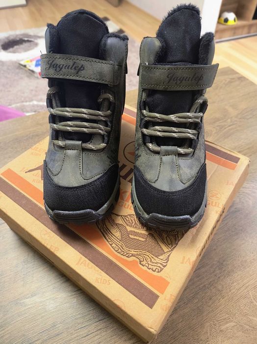 Чисто нови ботуши за момче 33 номер