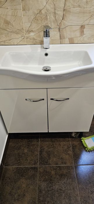 Vând mobilier baie – dulap + chiuvetă + oglindă