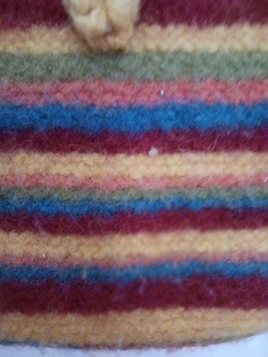 Дамска чантичка от вълна.Стилът е пласти.Много ефектна.За през рамо.