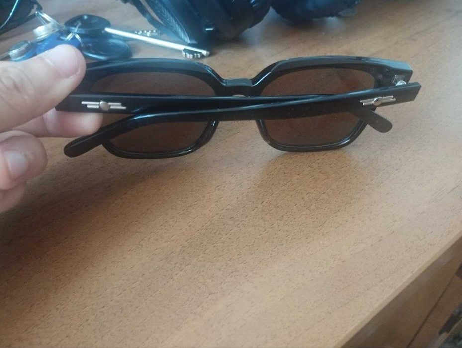 Солнцезащитные очки, чёрная оправа