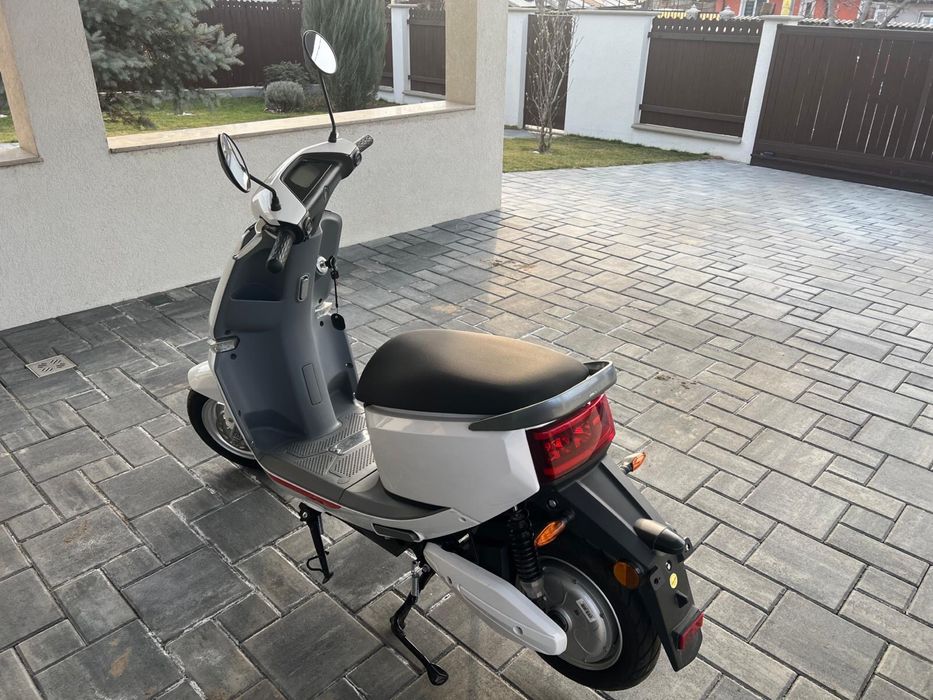 Scuter electric Yadea impecabil