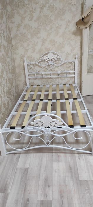 Кровать с матрасом