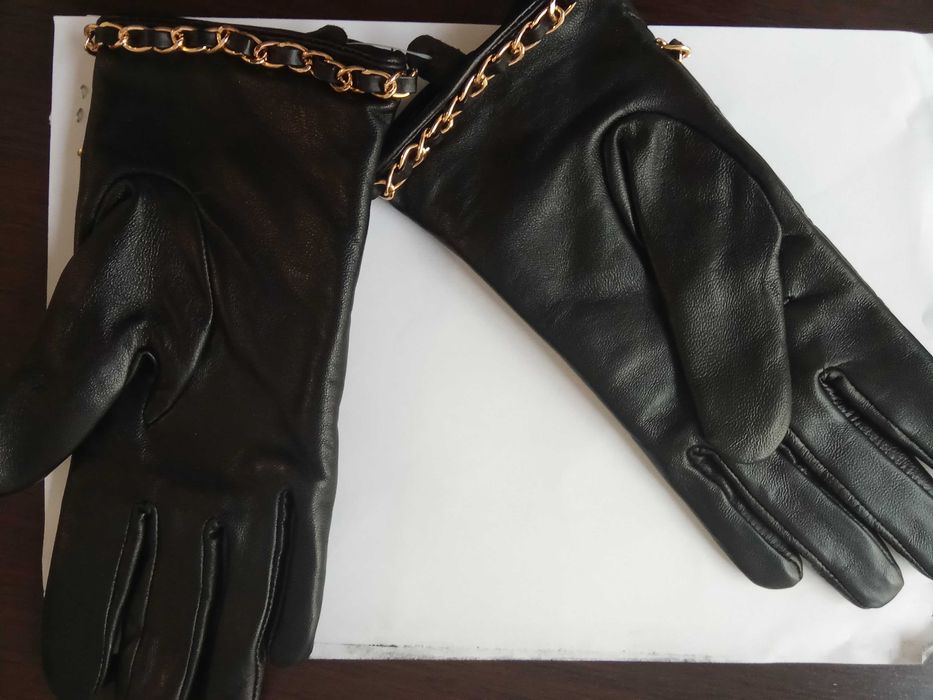 Кожени ръкавици Shanel,M - 90 евро.