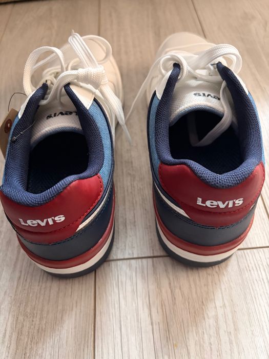 Нови оригинални обувки Levi’s, номер 39