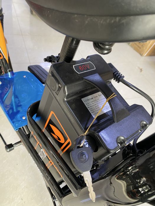 Kuryerlar uchun bezprava skuter monster