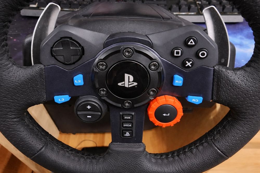 Vând volan Logitech G29