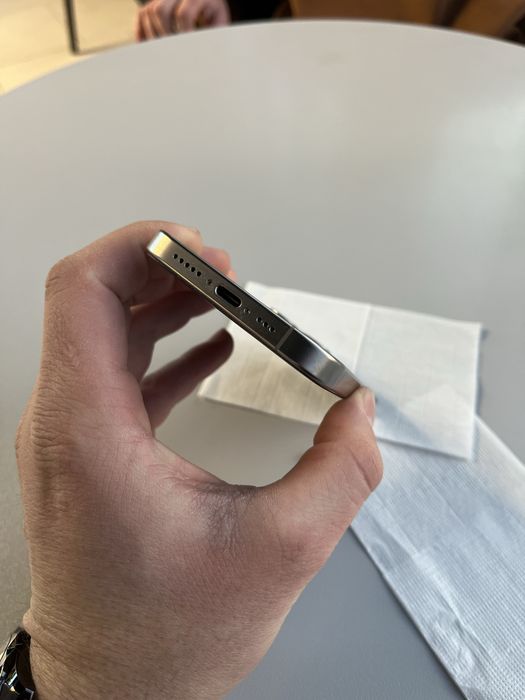 В продаже айфон 16 про