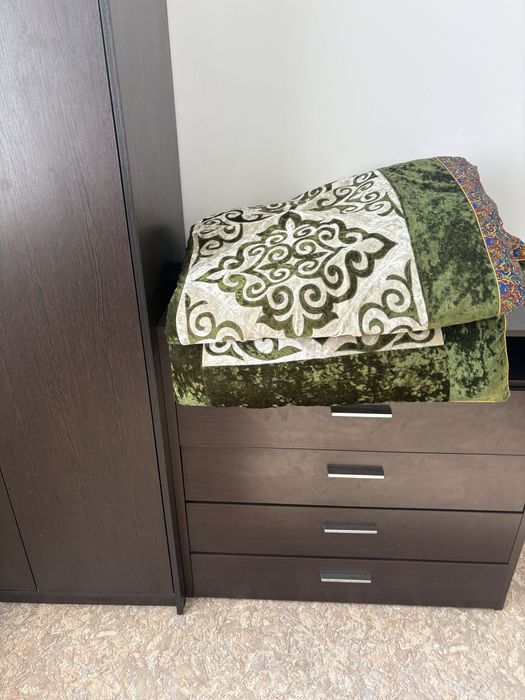 Отдам бесплатно матрас и 2 корпе