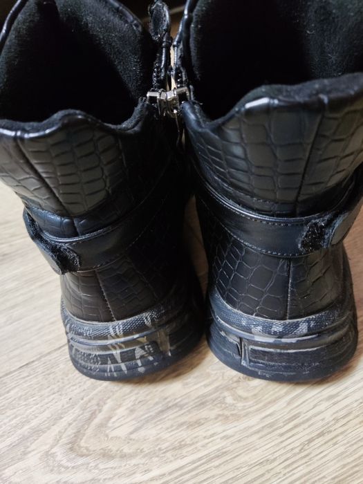 Продам демисезонные ботинки на девочку